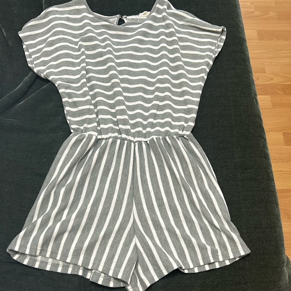 Comfy romper lightly used, very good condition size XL for loose fit